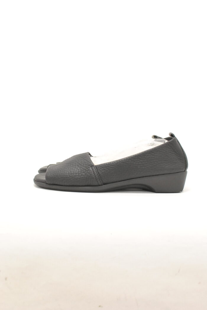 Pantofi decupati de piele cu toc jos marimea 37 - imagine 1